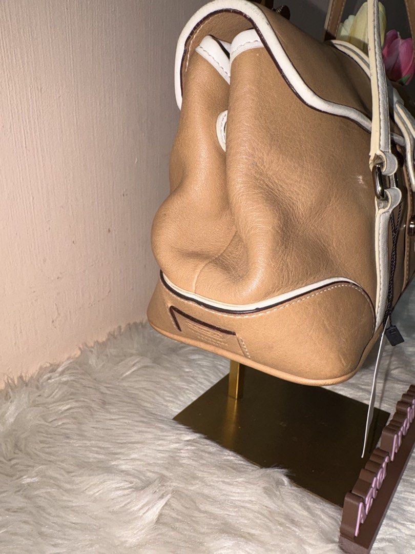 Coach Hampton Flap (Category: Luxury Bags & Wallets) located in Angeles City. Submitted by azter.archive (Listing ID 1462879288, Image 2). Description: Minimal sign of use on white leather part Small size Crossposted on my IG acct .
