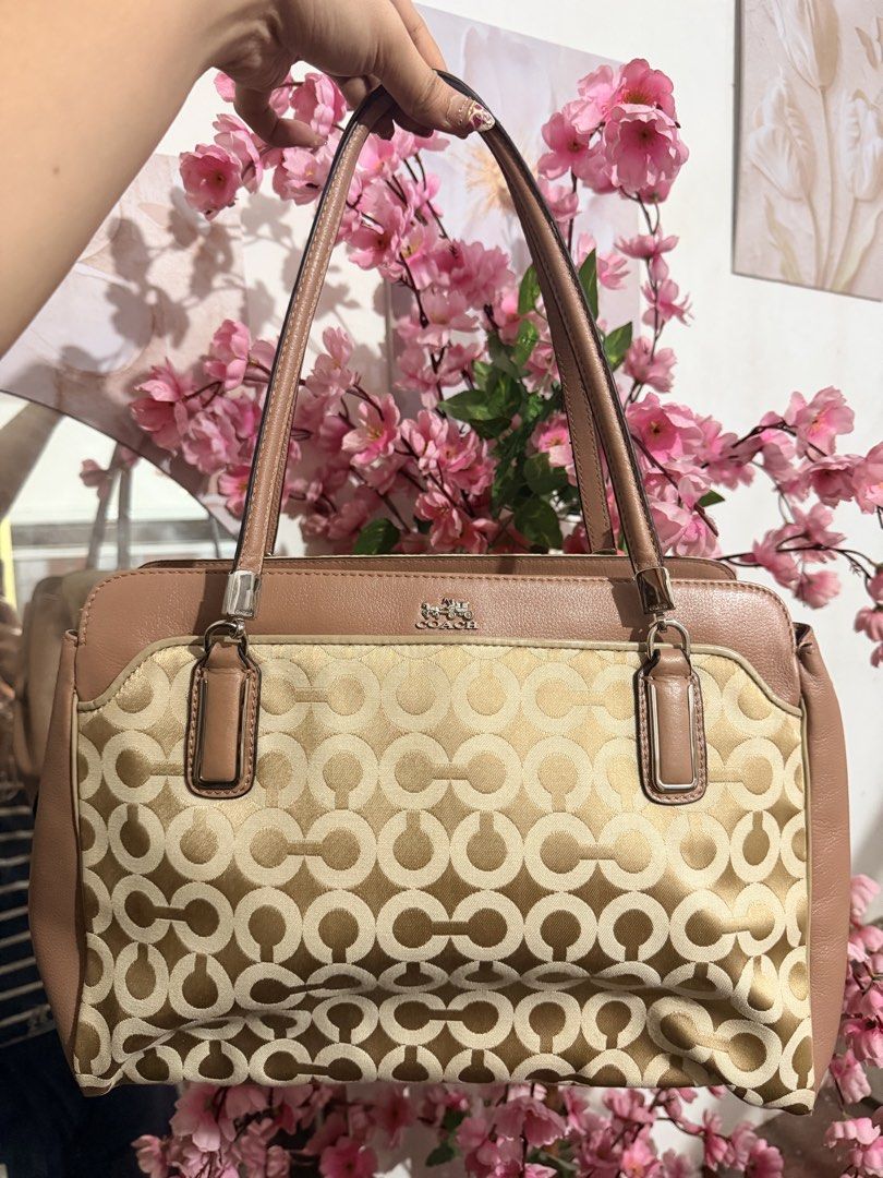 Coach Madison Pink (Category: Shoulder Bags) located in Manila. Submitted by relovedfindss.co (Listing ID 1462818144, Image 1). Description: .