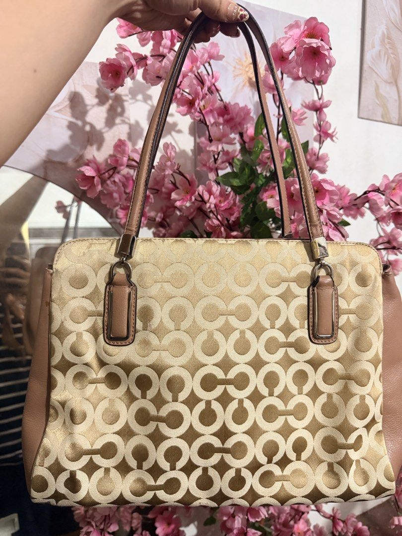 Coach Madison Pink (Category: Shoulder Bags) located in Manila. Submitted by relovedfindss.co (Listing ID 1462818144, Image 2). Description: .