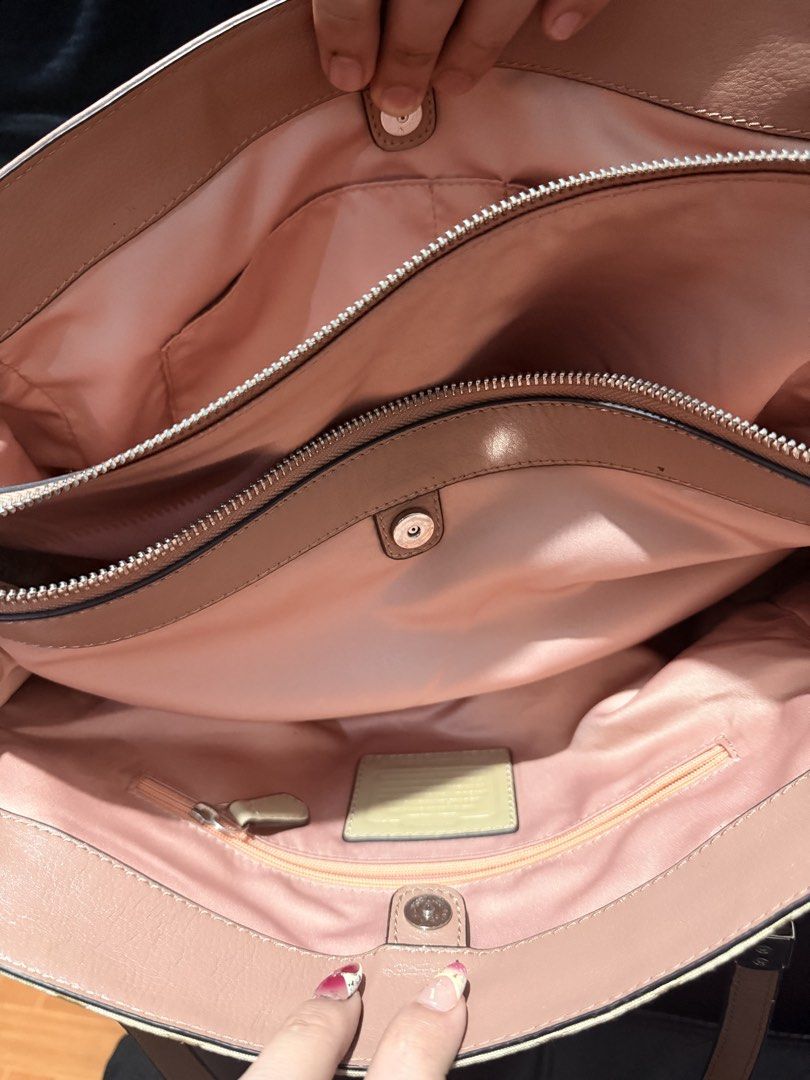 Coach Madison Pink (Category: Shoulder Bags) located in Manila. Submitted by relovedfindss.co (Listing ID 1462818144, Image 3). Description: .
