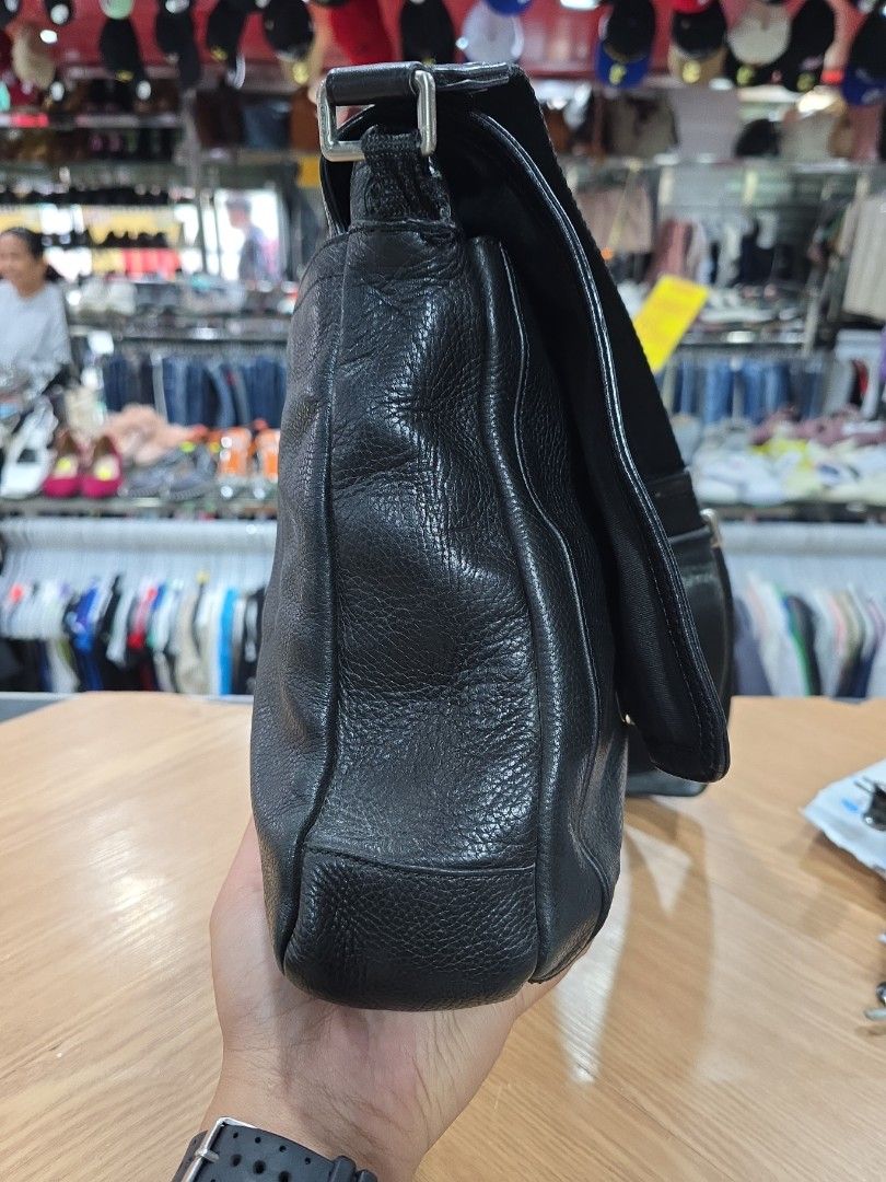 Coach Messenger Bag Mens (Category: Luxury Bags & Wallets) located in Iba. Submitted by conditionexcellente (Listing ID 1462764738, Image 2). Description: - please see photo for it's issue.