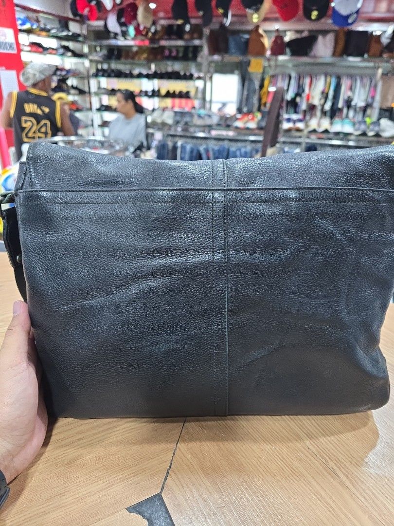 Coach Messenger Bag Mens (Category: Luxury Bags & Wallets) located in Iba. Submitted by conditionexcellente (Listing ID 1462764738, Image 3). Description: - please see photo for it's issue.