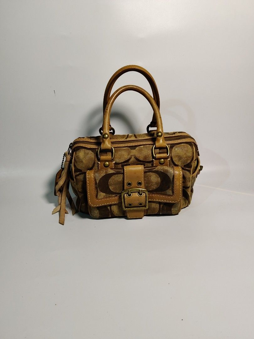 COACH Mini Boston (Category: Luxury Bags & Wallets) located in Valencia. Submitted by coolwolf_27a64f (Listing ID 1462857998, Image 1). Description: Dimension 9 W x 6 deep x 6.5 L Issue Stain / Crispy Canvas This is a vintage Y2K-era Coach Soho Mini Boston Satchel Bag (often matching style 10011 or 10012), a highly recognizable and collectible design from the mid-2000s.