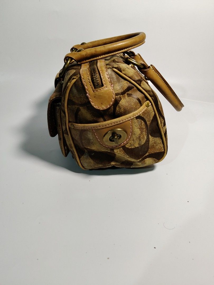COACH Mini Boston (Category: Luxury Bags & Wallets) located in Valencia. Submitted by coolwolf_27a64f (Listing ID 1462857998, Image 3). Description: Dimension 9 W x 6 deep x 6.5 L Issue Stain / Crispy Canvas This is a vintage Y2K-era Coach Soho Mini Boston Satchel Bag (often matching style 10011 or 10012), a highly recognizable and collectible design from the mid-2000s.