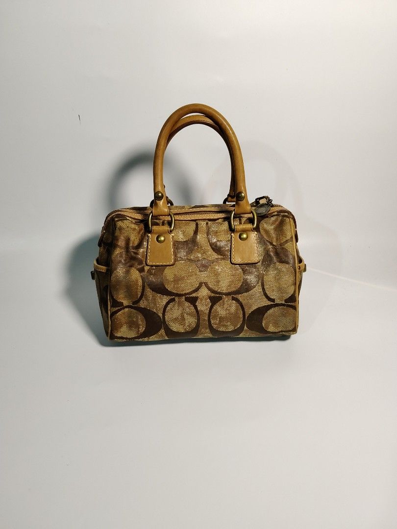 COACH Mini Boston (Category: Luxury Bags & Wallets) located in Valencia. Submitted by coolwolf_27a64f (Listing ID 1462857998, Image 2). Description: Dimension 9 W x 6 deep x 6.5 L Issue Stain / Crispy Canvas This is a vintage Y2K-era Coach Soho Mini Boston Satchel Bag (often matching style 10011 or 10012), a highly recognizable and collectible design from the mid-2000s.