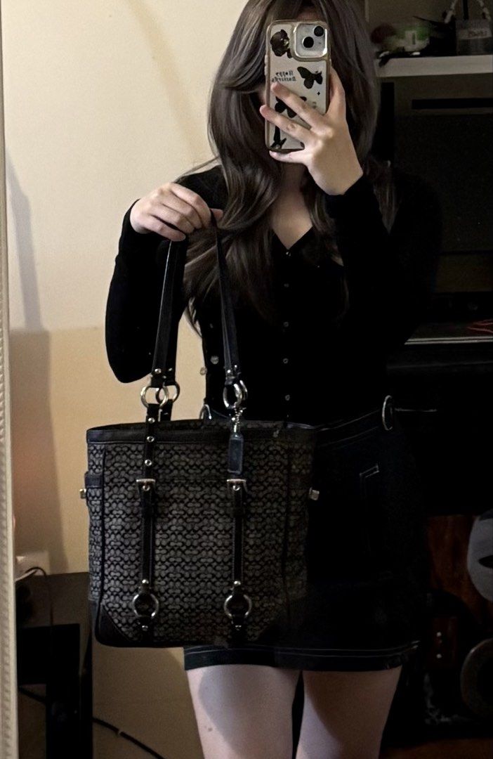 Coach MINI jacquard vintage tote bag (Category: Shoulder Bags) located in Binangonan. Submitted by bagsistersph (Listing ID 1462775639, Image 3). Description: .