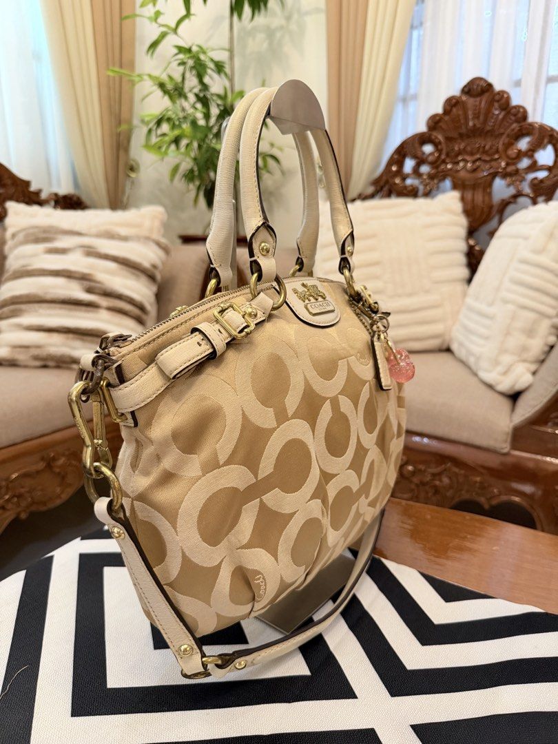 Coach Monogram Canvas Leather Trim Shoulder Bag (Category: Shoulder Bags) located in Santiago. Submitted by yrellagnoihsaf (Listing ID 1462684082, Image 2). Description: - Coach monogram canvas shoulder bag - Color: Beige and cream - Material: Leather trim and handles - Hardware: Gold details - Interior: Plenty of space - Ideal for: Everyday use issue: tarnish hardware only .