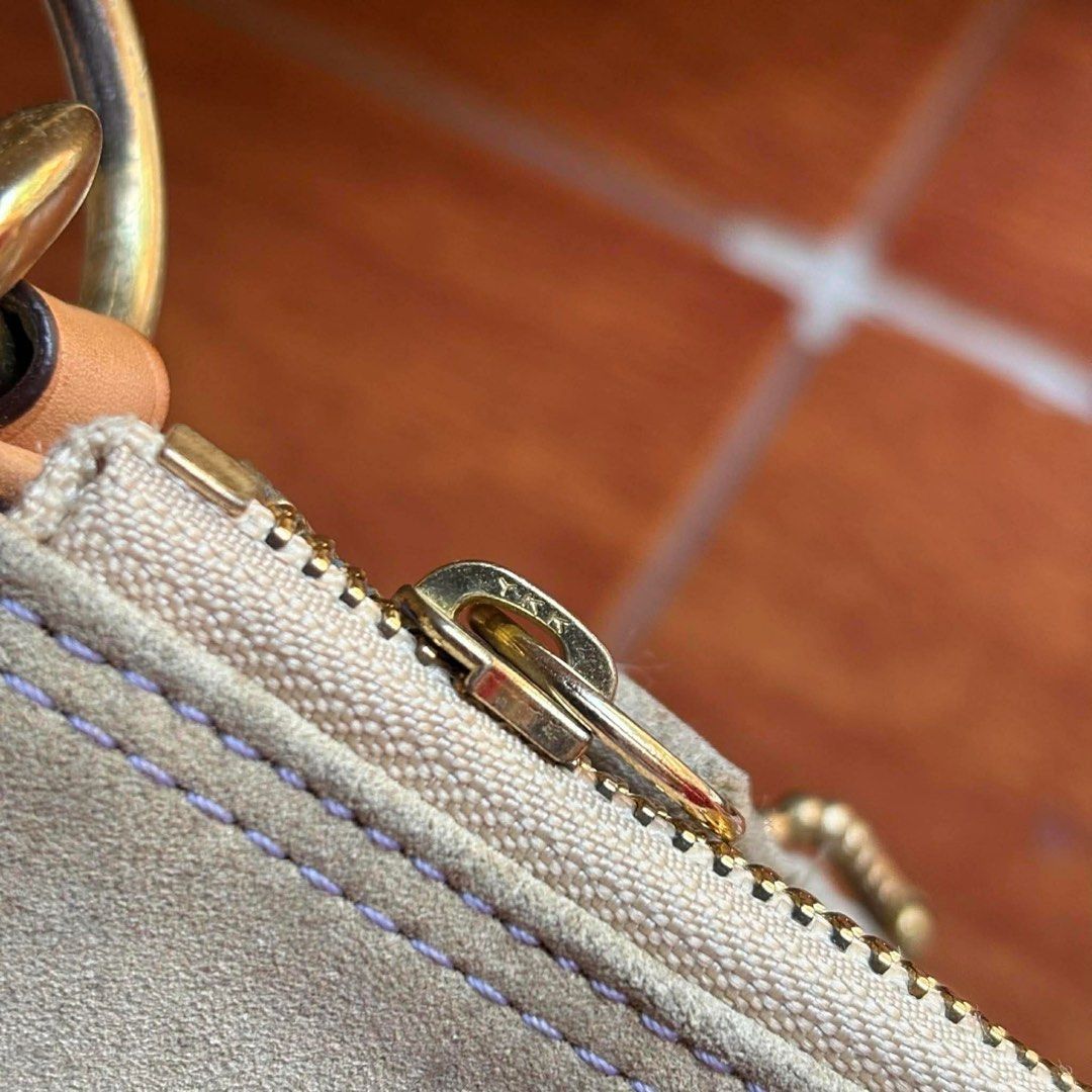 COACH MULTI PATCH SLING BAG (Category: Sling Bags) located in Manila. Submitted by luckyhorse.f804d6 (Listing ID 1462883249, Image 3). Description: COACH MULTI PATCH SLING BAG .