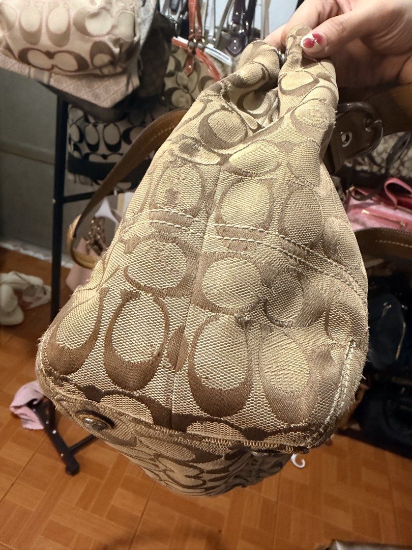 Coach Signature (Category: Tote Bags) located in Manila. Submitted by relovedfindss.co (Listing ID 1462816895, Image 2). Description: .