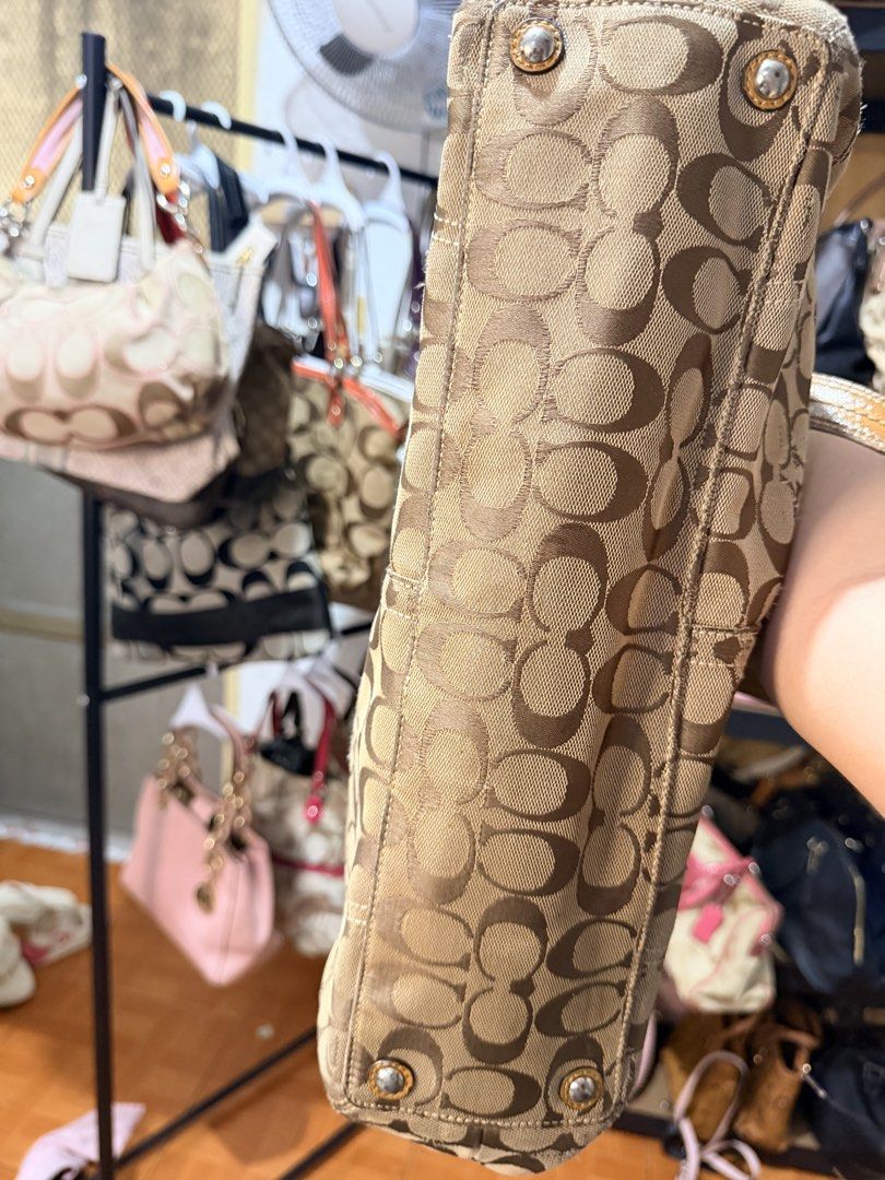 Coach Signature (Category: Tote Bags) located in Manila. Submitted by relovedfindss.co (Listing ID 1462816895, Image 3). Description: .
