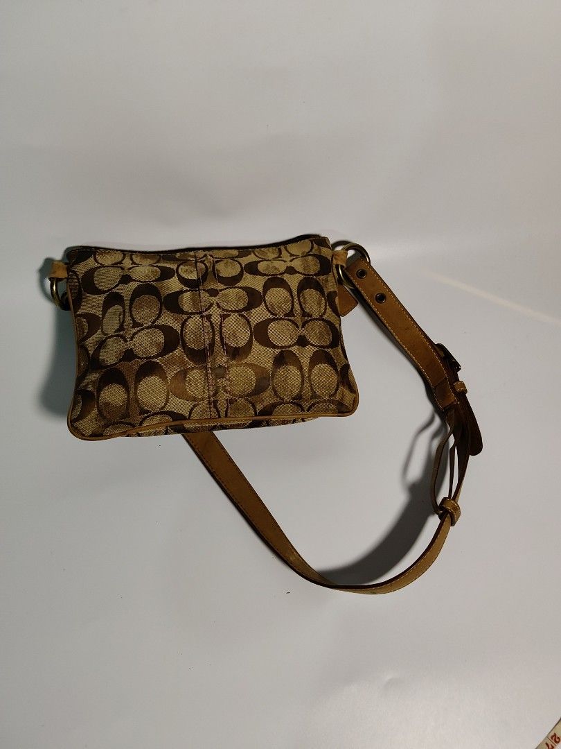 COACH SOHO VINTAGE (Category: Cross-body Bags) located in Valencia. Submitted by coolwolf_27a64f (Listing ID 1462859733, Image 2). Description: This is a vintage Coach Soho Signature jacquard canvas crossbody bag featuring a front flap pocket with a prominent brass buckle detail KINDY CHECK PHOTO FOR DETAILS.
