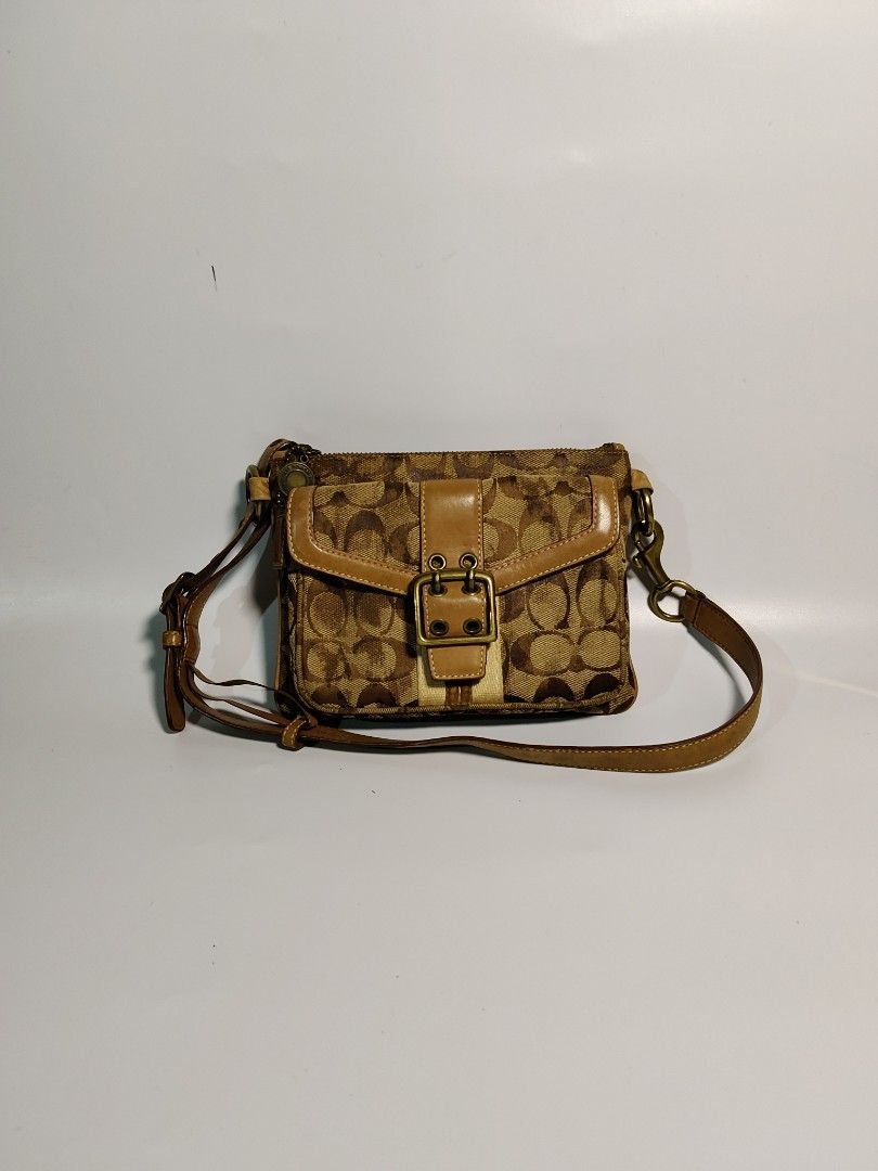 COACH SOHO VINTAGE (Category: Cross-body Bags) located in Valencia. Submitted by coolwolf_27a64f (Listing ID 1462859733, Image 1). Description: This is a vintage Coach Soho Signature jacquard canvas crossbody bag featuring a front flap pocket with a prominent brass buckle detail KINDY CHECK PHOTO FOR DETAILS.
