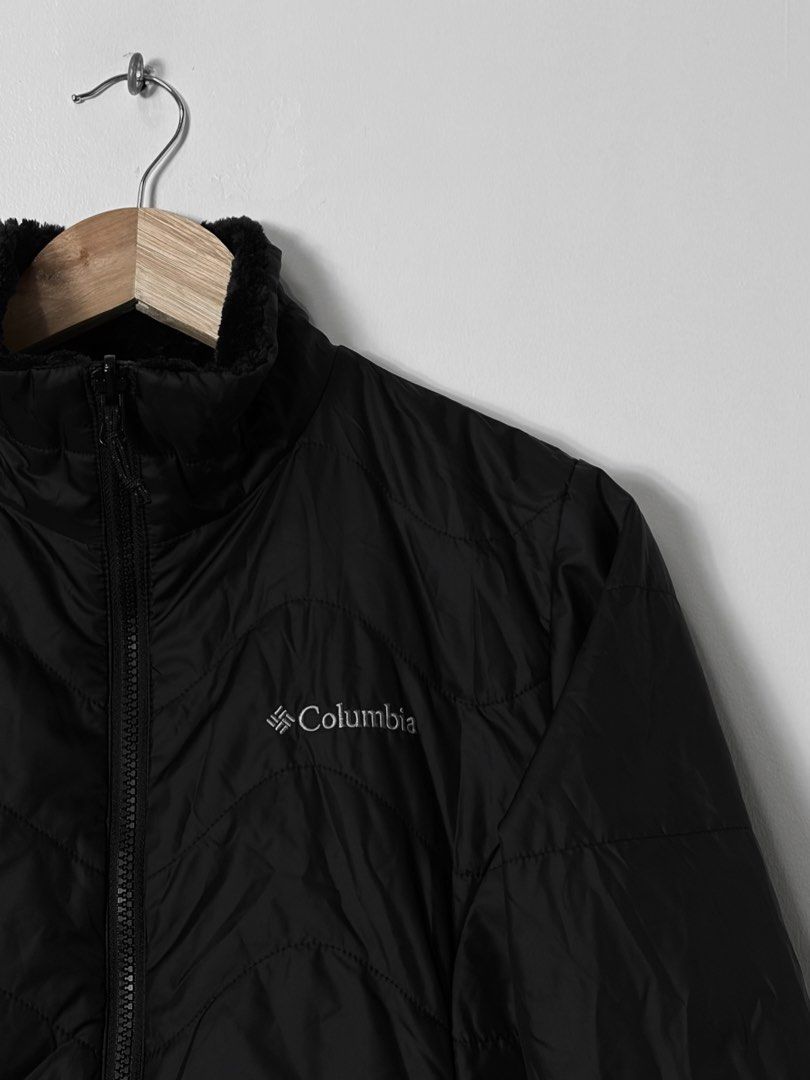 COLUMBIA LIGHTWEIGHT QUILTED GEO BAFFLING PATTERN JACKET (Category: Coats, Jackets and Outerwear) located in Cavite. Submitted by frankiemnla (Listing ID 1462878982, Image 3). Description: L- 24 W- 20 Size- S to M It features a clean quilted design, zippered hand pockets, and a soft, fleece-lined comfort collar to provide extra warmth around the neck. .
