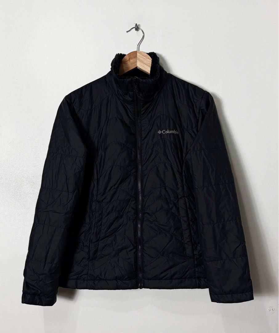 COLUMBIA LIGHTWEIGHT QUILTED GEO BAFFLING PATTERN JACKET (Category: Coats, Jackets and Outerwear) located in Cavite. Submitted by frankiemnla (Listing ID 1462878982, Image 1). Description: L- 24 W- 20 Size- S to M It features a clean quilted design, zippered hand pockets, and a soft, fleece-lined comfort collar to provide extra warmth around the neck. .