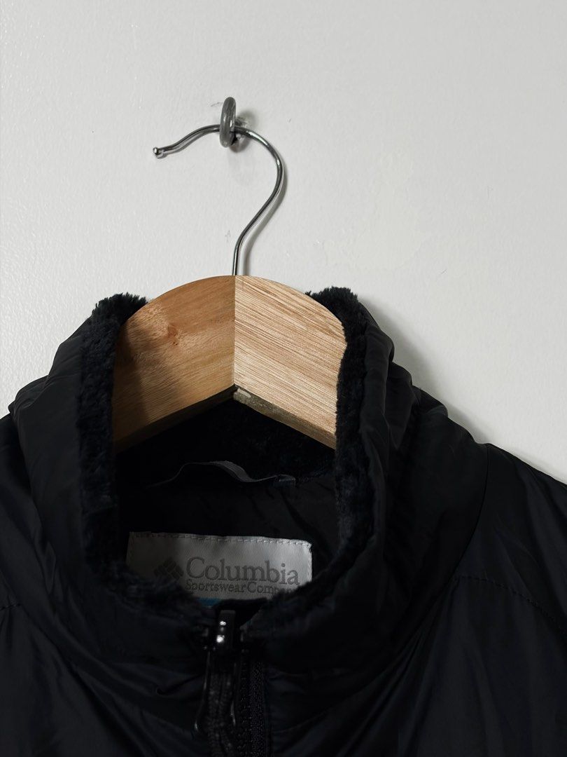 COLUMBIA LIGHTWEIGHT QUILTED GEO BAFFLING PATTERN JACKET (Category: Coats, Jackets and Outerwear) located in Cavite. Submitted by frankiemnla (Listing ID 1462878982, Image 2). Description: L- 24 W- 20 Size- S to M It features a clean quilted design, zippered hand pockets, and a soft, fleece-lined comfort collar to provide extra warmth around the neck. .
