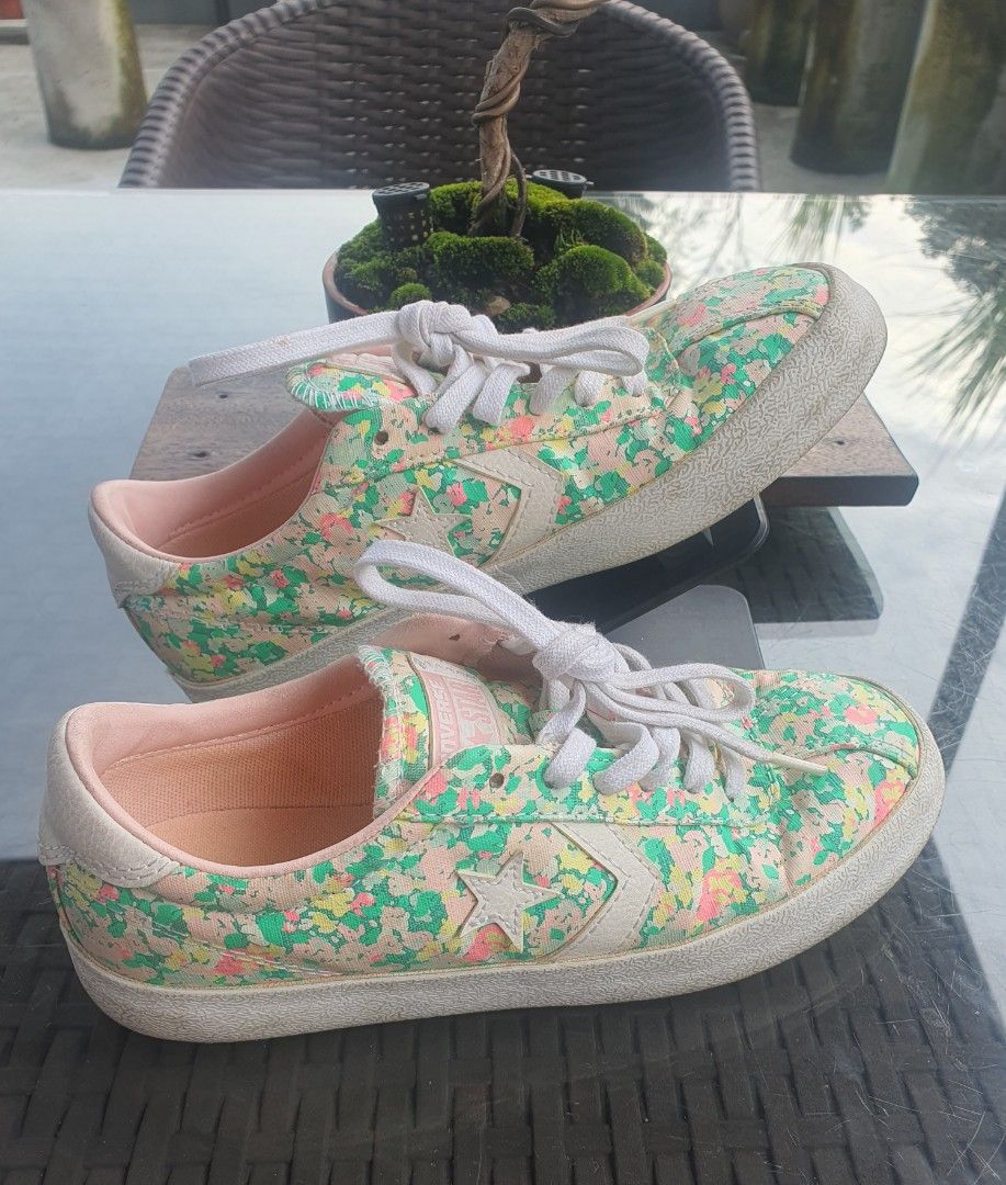 Converse All star sneaker shoes (Category: Sneakers) located in Quezon City. Submitted by jt.pangan (Listing ID 1462682917, Image 3). Description: fs: Converse All star Breakpoint Ox Floral Low Cut 100% orig bought from US decluttering / preloved used once / malambot sa paa size: 5 what you see what you get pick-up pra.makasiguragado at macheck shipping via grab/lalamove or j&t sfee c/o buyer loc: bagong pag-asa Quezon City.
