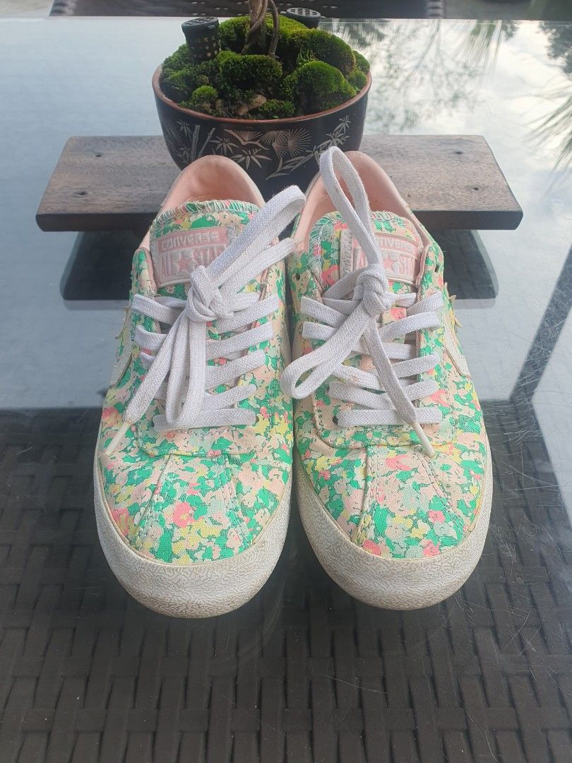 Converse All star sneaker shoes (Category: Sneakers) located in Quezon City. Submitted by jt.pangan (Listing ID 1462682917, Image 1). Description: fs: Converse All star Breakpoint Ox Floral Low Cut 100% orig bought from US decluttering / preloved used once / malambot sa paa size: 5 what you see what you get pick-up pra.makasiguragado at macheck shipping via grab/lalamove or j&t sfee c/o buyer loc: bagong pag-asa Quezon City.