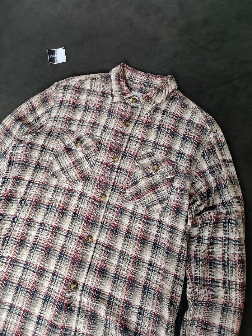 Converse flannel (Category: Coats, Jackets and Outerwear) located in Magsaysay. Submitted by every.w3ar (Listing ID 1462838510, Image 2). Description: check each photo for more details.