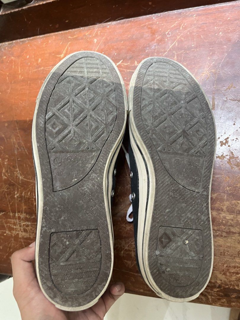 CONVERSE LOW TOP (Category: Casual Shoes) located in Pasay City. Submitted by aj.db (Listing ID 1462710909, Image 2). Description: size 9 no issue needs cleaning.