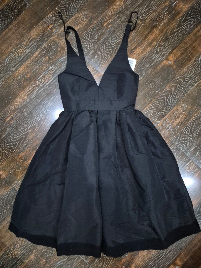 COS Elegant Black Dress (Category: Dresses) located in Santa Cruz. Submitted by deenem (Listing ID 1462784225, Image 3). Description: Size 32 CN 160/76A.