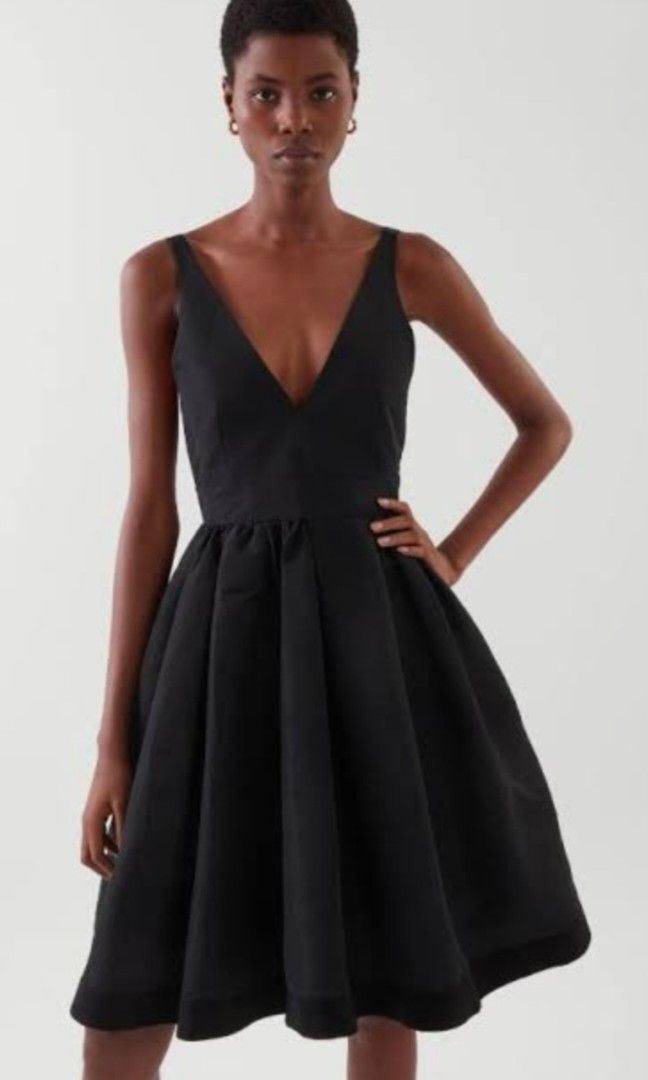 COS Elegant Black Dress (Category: Dresses) located in Santa Cruz. Submitted by deenem (Listing ID 1462784225, Image 2). Description: Size 32 CN 160/76A.