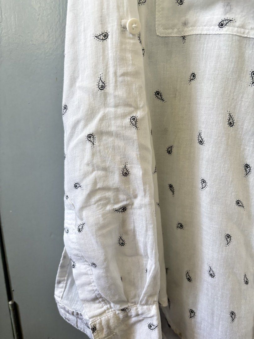 Cotton On Printed Longsleeves (Category: Longsleeves) located in Paranaque City. Submitted by ggg.bin (Listing ID 1462767441, Image 3). Description: Cotton On White Paisley Print Button-Down Long Sleeve Shirt (XS) Size: XS Mode of Payment: Gcash Method of Delivery: Lalamove (Buyer shoulder fee) More faster delivery if around Parañaque or BF Homes.