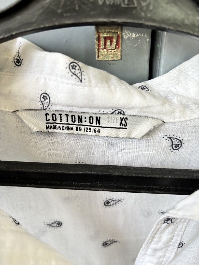 Cotton On Printed Longsleeves (Category: Longsleeves) located in Paranaque City. Submitted by ggg.bin (Listing ID 1462767441, Image 2). Description: Cotton On White Paisley Print Button-Down Long Sleeve Shirt (XS) Size: XS Mode of Payment: Gcash Method of Delivery: Lalamove (Buyer shoulder fee) More faster delivery if around Parañaque or BF Homes.