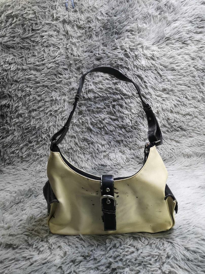 Cream Front Buckle Strap Hobo Bag (Category: Shoulder Bags) located in Santa Cruz. Submitted by jmy_surplus.2 (Listing ID 1462700366, Image 1). Description: Size ; L - 9 W - 14 Color ; Cream Type ; Baguette bag Brand ; No brand Material ; Leather Style ; Zipper Closure leather Baguette bag LR 129 JMY 5 Batch #222.
