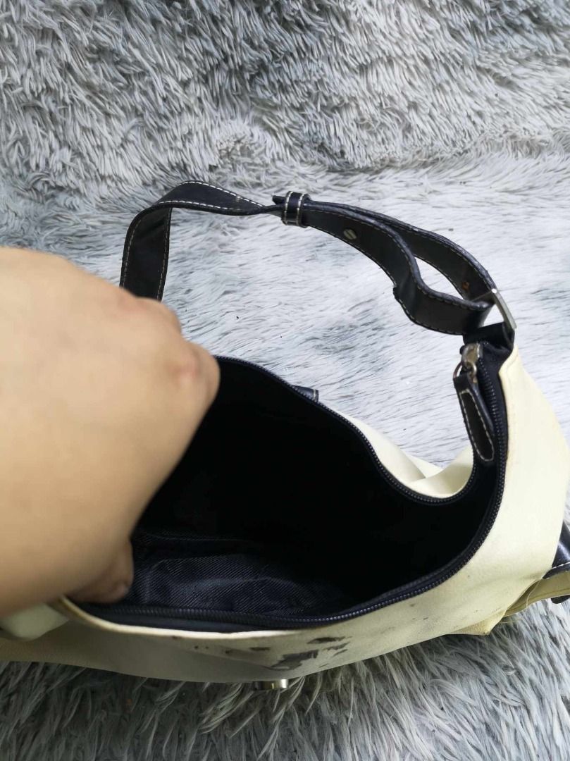 Cream Front Buckle Strap Hobo Bag (Category: Shoulder Bags) located in Santa Cruz. Submitted by jmy_surplus.2 (Listing ID 1462700366, Image 2). Description: Size ; L - 9 W - 14 Color ; Cream Type ; Baguette bag Brand ; No brand Material ; Leather Style ; Zipper Closure leather Baguette bag LR 129 JMY 5 Batch #222.