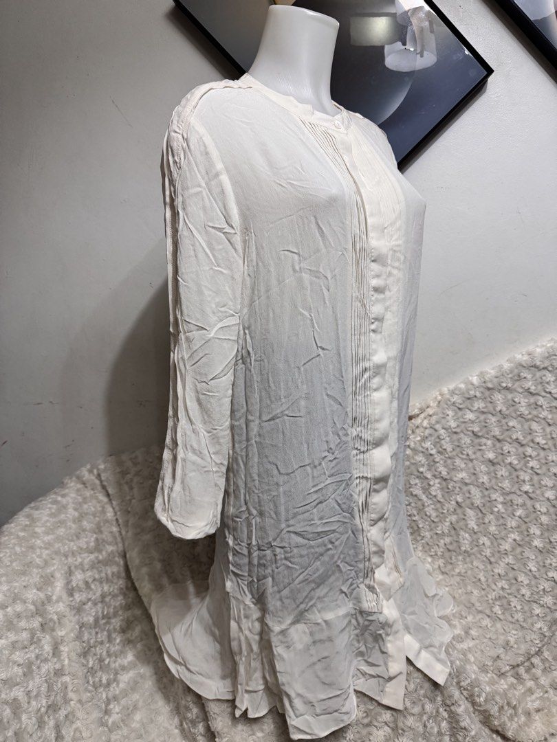 Cream Pleated Long Sleeve Button Up Blouse (Category: Dresses) located in Marikina City. Submitted by lorradel (Listing ID 1462718264, Image 2). Description: - XL on tag but fits L - Cream colored long sleeve blouse - Features subtle pleats down the front - Button up closure - Slight ruffle detail on the hem - Lightweight fabric, ideal for layering or wearing on its own - MAY HAVE some washable stains (hindi maiiwasan) needs washing; had been sto