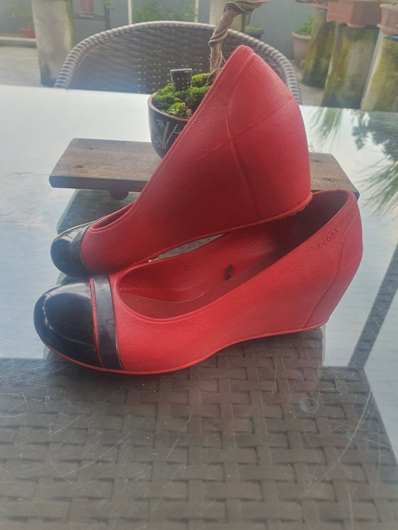 Crocs Cap toe wedge heeled shoes for kids (Category: Babies & Kids Fashion) located in Quezon City. Submitted by jt.pangan (Listing ID 1462681221, Image 3). Description: Fs: Orig Crocs from US size: W4 Crocs Cap Toe Wedge Heeled Red/Black with little flaw pwede lagyan ng bow to cover 100% orig crocs padala from US (wala po nian dito) proof? my initial p ng anak ko sa ilalim preloved so manage expectation actual pic posted what you see what you ge