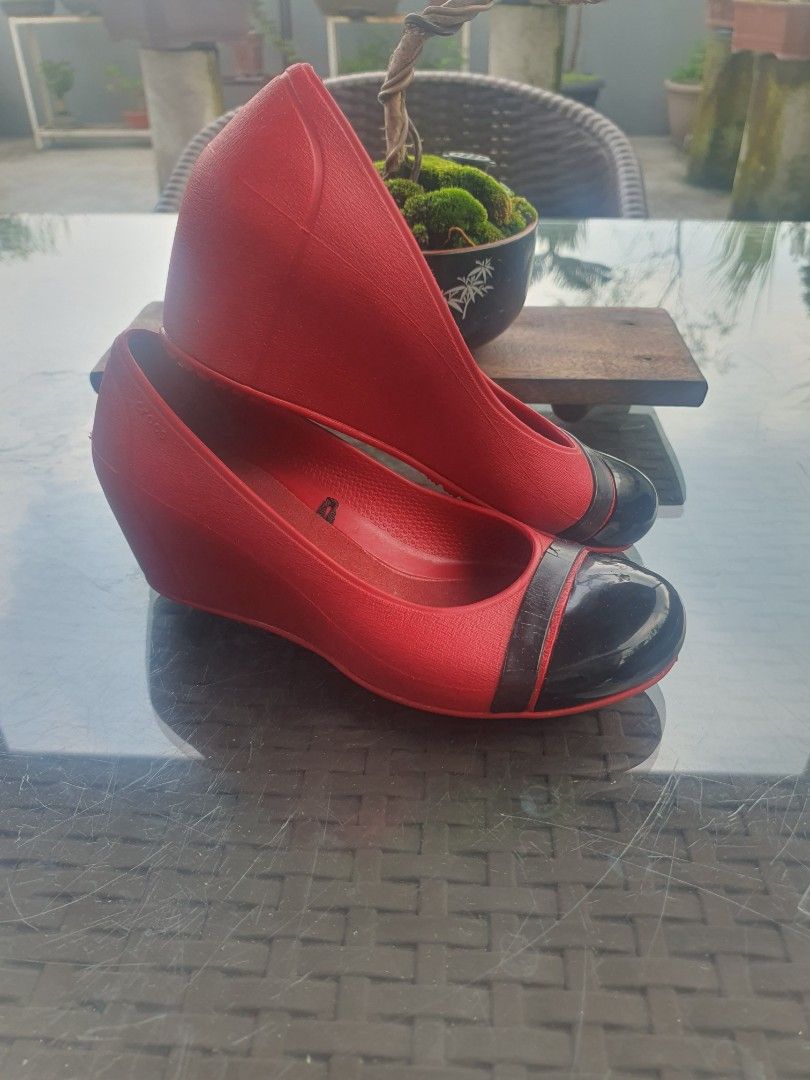 Crocs Cap toe wedge heeled shoes for kids (Category: Babies & Kids Fashion) located in Quezon City. Submitted by jt.pangan (Listing ID 1462681221, Image 2). Description: Fs: Orig Crocs from US size: W4 Crocs Cap Toe Wedge Heeled Red/Black with little flaw pwede lagyan ng bow to cover 100% orig crocs padala from US (wala po nian dito) proof? my initial p ng anak ko sa ilalim preloved so manage expectation actual pic posted what you see what you ge