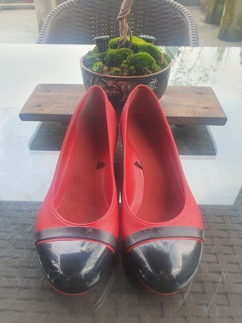 Crocs Cap toe wedge heeled shoes for kids (Category: Babies & Kids Fashion) located in Quezon City. Submitted by jt.pangan (Listing ID 1462681221, Image 1). Description: Fs: Orig Crocs from US size: W4 Crocs Cap Toe Wedge Heeled Red/Black with little flaw pwede lagyan ng bow to cover 100% orig crocs padala from US (wala po nian dito) proof? my initial p ng anak ko sa ilalim preloved so manage expectation actual pic posted what you see what you ge