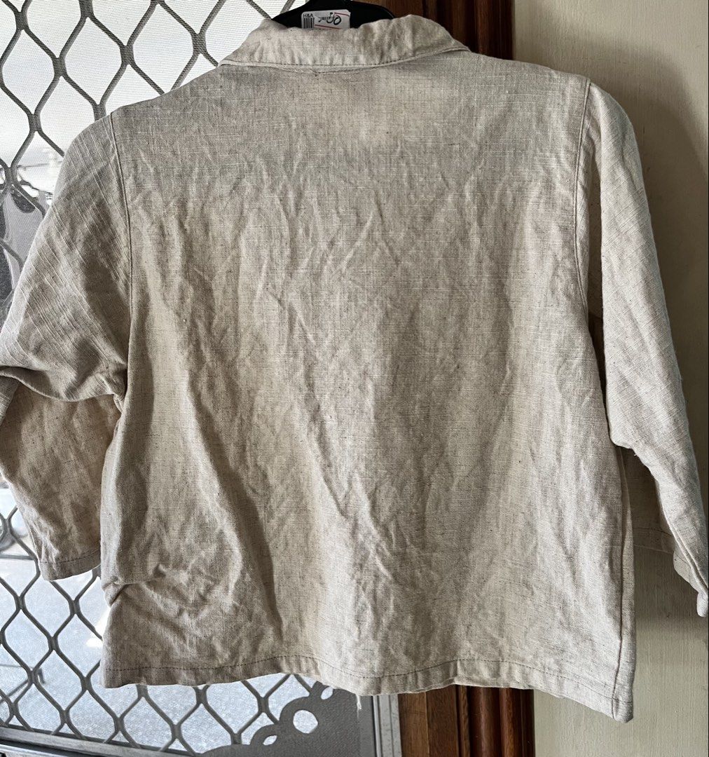 Crop top (Category: Blouses) located in Bacoor. Submitted by ayit. (Listing ID 1462700449, Image 2). Description: - Beige crop top - Size: S (UK 8 / US 4) - Material: Linen-like fabric - Features: Collared neckline, button-down front, two front pockets, 3/4 sleeves - Condition: Good, pre-loved - Style: Casual, versatile Small japan gling orig new.