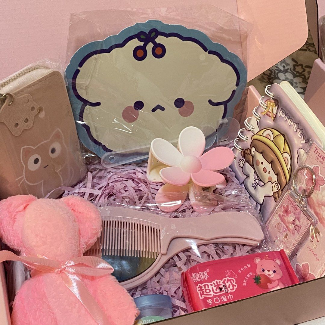 CUTE GIFT SET for girlies (Category: Other Stationery & Craft) located in Nasugbu. Submitted by aye_creation (Listing ID 1462871305, Image 3). Description: Looking for a gift for her? 👀🎀 We put together a gift set filled with cute and useful finds she’ll love, so you don’t have to spend time choosing and buying everything separately. It comes neatly packed and ready to give!🫶🏻 Perfect for birthdays, anniversaries, monthsaries, graduations, ho
