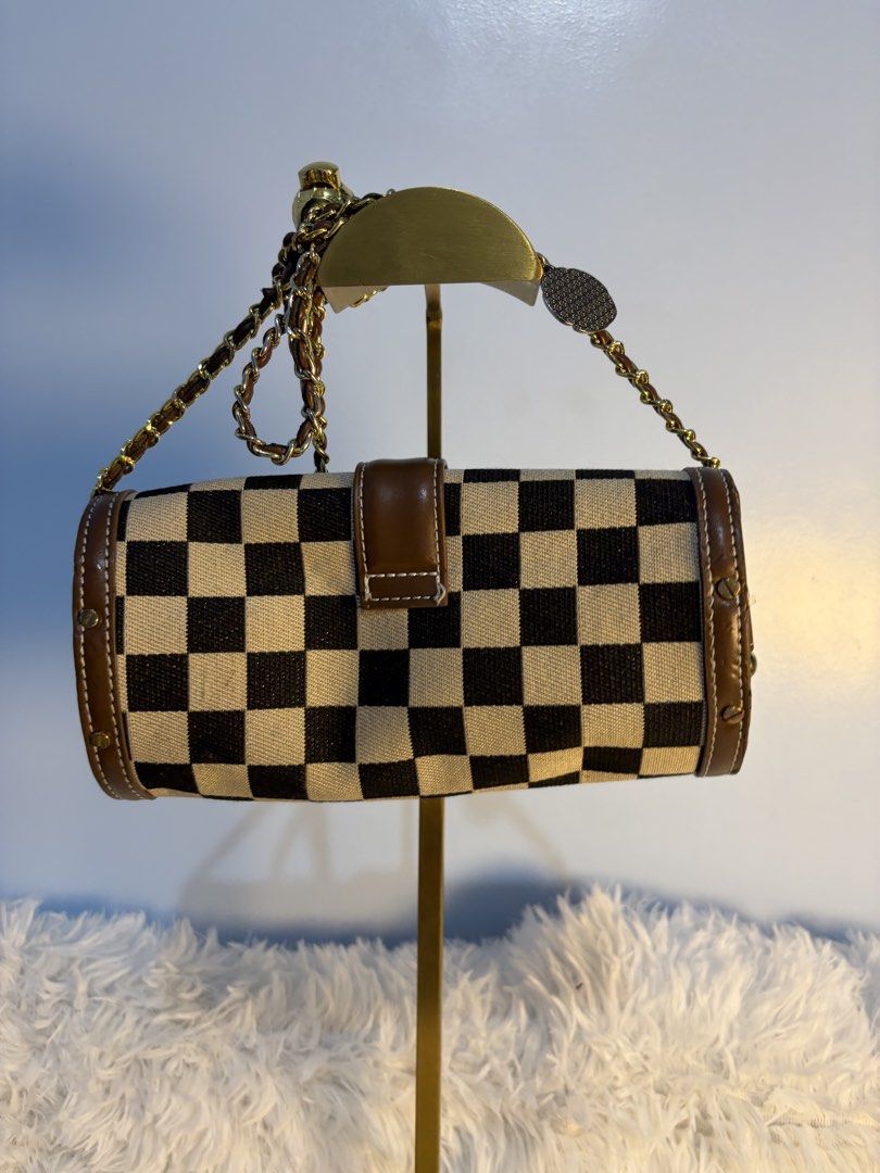 Cylinder sling bag (Category: Cross-body Bags) located in Goa. Submitted by zahar_modern_thrift_bags001 (Listing ID 1462716505, Image 3). Description: .