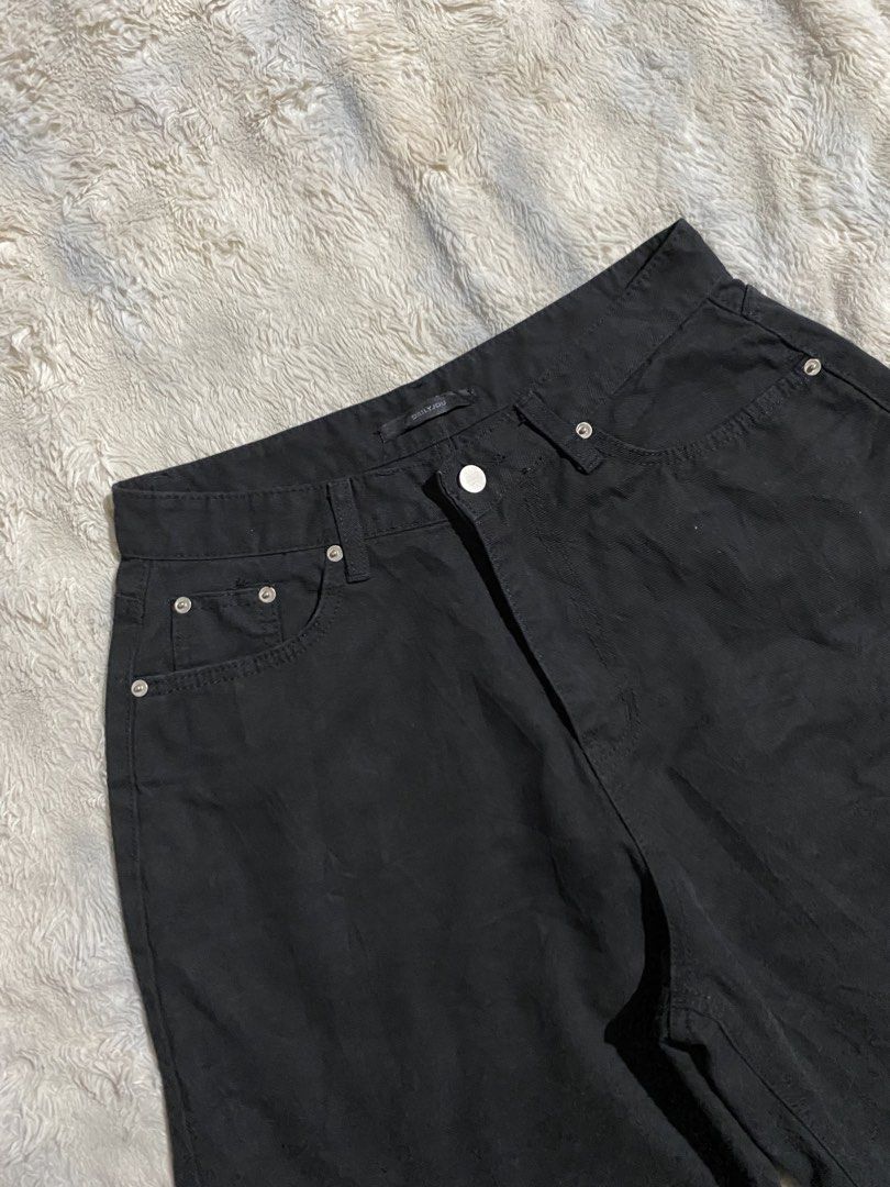 DAILYOU Black Denim Bermuda Shorts (Category: Shorts) located in Andop. Submitted by safewater-895a (Listing ID 1462884208, Image 2). Description: - Brand: DAILYOU - Style: Black Denim Bermuda Shorts - Fit: Mid-waist - Closure: Button and zip - Pockets: Classic five-pocket styling - Length: Hits around the knee - Occasion: Great for casual wear - Waistline: 29-30 -Lenght: 23.