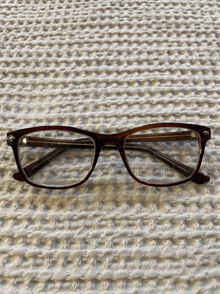 Dark amber eyeglass frame (Category: Sunglasses & Eyewear) located in Las Pinas. Submitted by yourneighbortotoro (Listing ID 1462821591, Image 1). Description: .