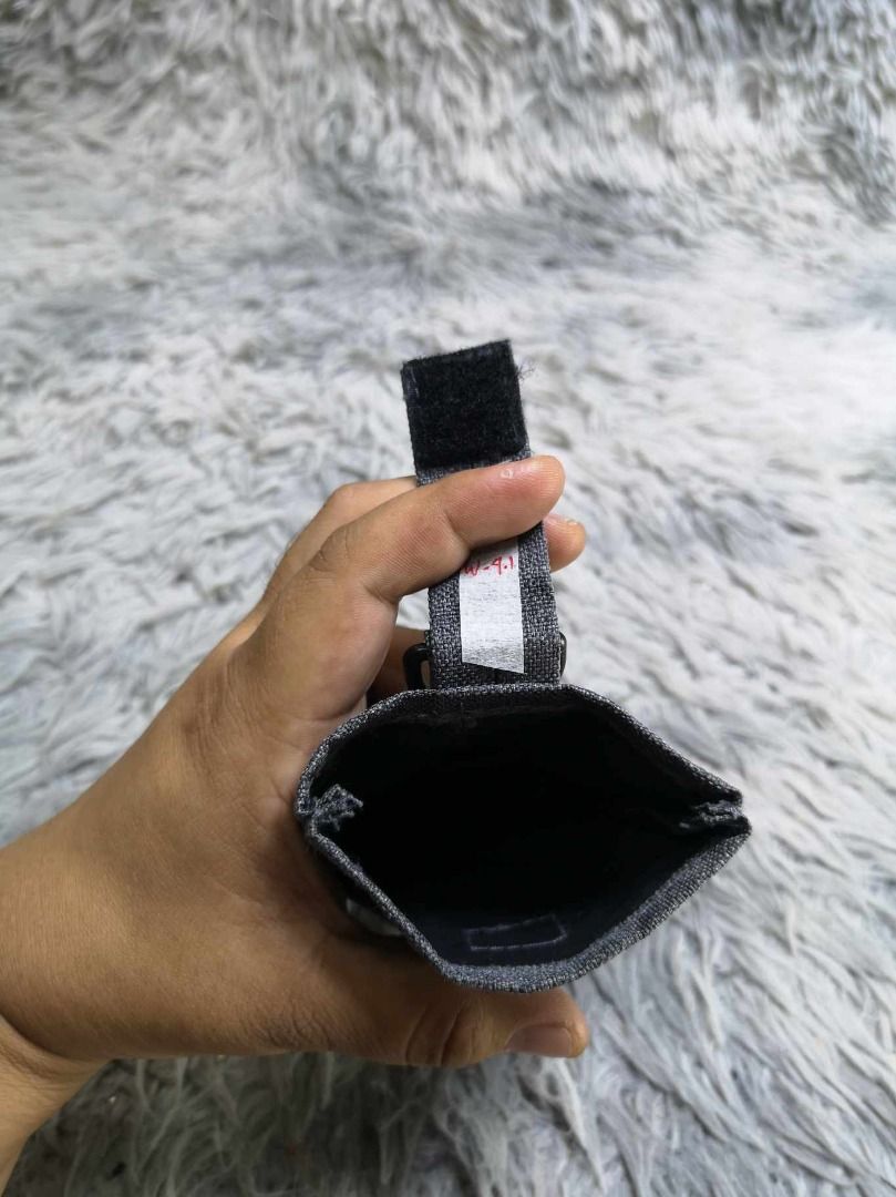 Dark Gray Fabric Smartphone Pouch (Category: Looking For) located in Santa Cruz. Submitted by jmy_surplus.2 (Listing ID 1462793344, Image 3). Description: Size ; L - 7 W - 4.1 Color ; Dark Gray Type ; Smartphone Pouch Brand ; No brand Material ; Nylon Style ; Dark Gray Smartphone Watch LR 129 JMY 5 Batch #222.