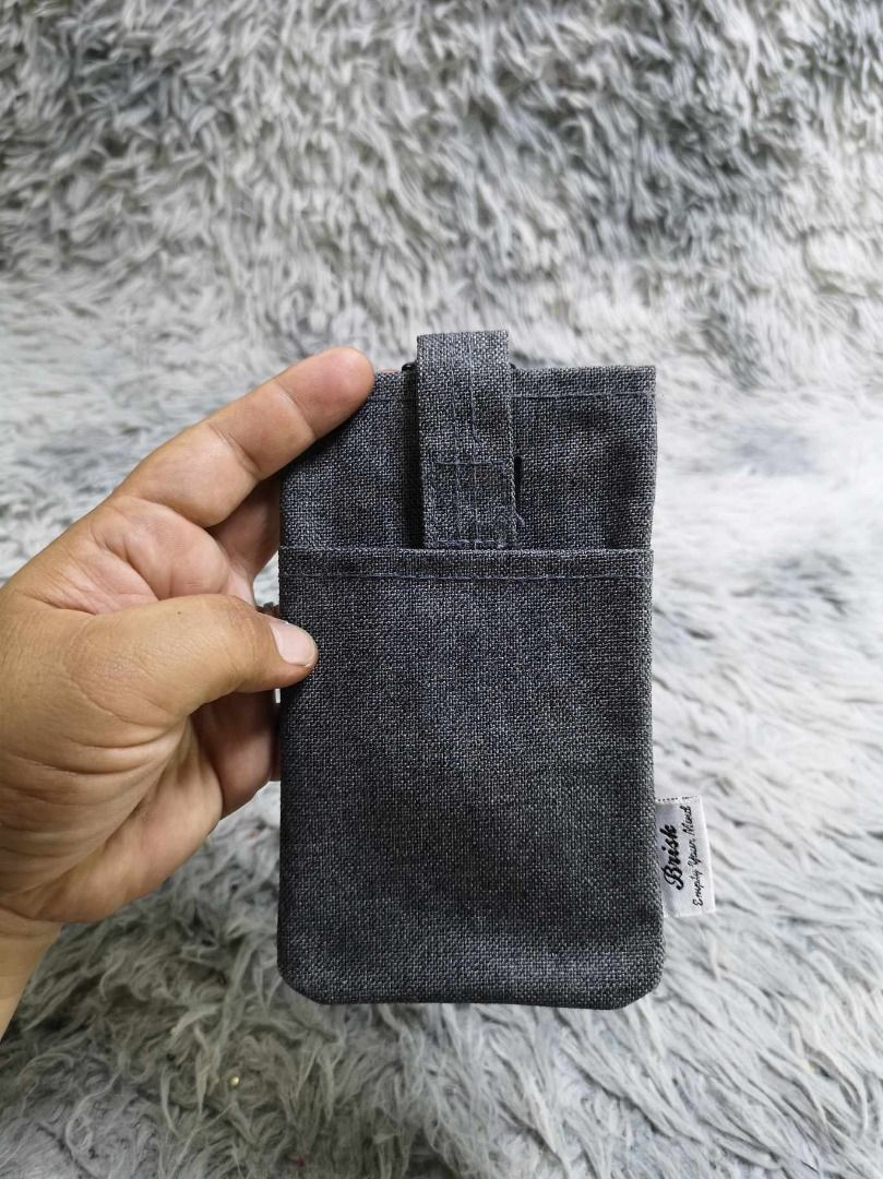 Dark Gray Fabric Smartphone Pouch (Category: Looking For) located in Santa Cruz. Submitted by jmy_surplus.2 (Listing ID 1462793344, Image 2). Description: Size ; L - 7 W - 4.1 Color ; Dark Gray Type ; Smartphone Pouch Brand ; No brand Material ; Nylon Style ; Dark Gray Smartphone Watch LR 129 JMY 5 Batch #222.