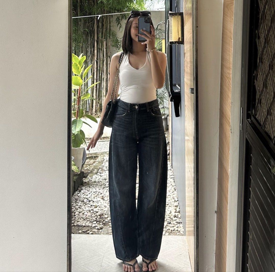 Dark Wash Barrel Jeans (Category: Jeans) located in Manila. Submitted by eunicemarzan (Listing ID 1462752639, Image 3). Description: Hard denim Barrel style Ganda to Size: 32waist Length: not sure pero basta pwede sa 5'6 sksks Rfs: too big na on me.