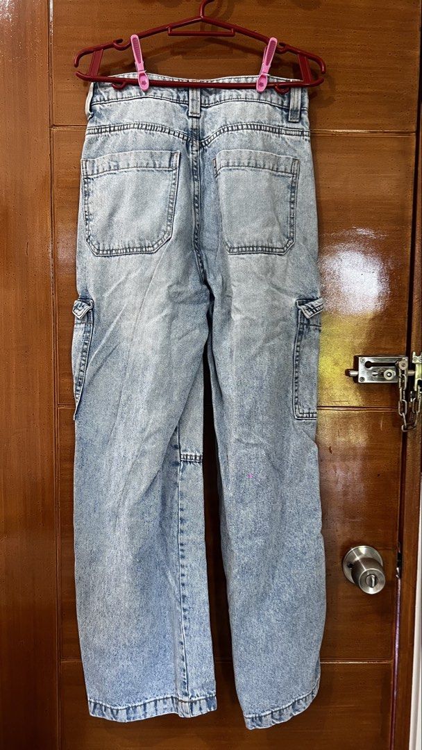 Denim Cargo Jeans H&M (Category: Jeans) located in Cavite. Submitted by chocolat.meilleure (Listing ID 1462719210, Image 3). Description: Size 32 Light denim .
