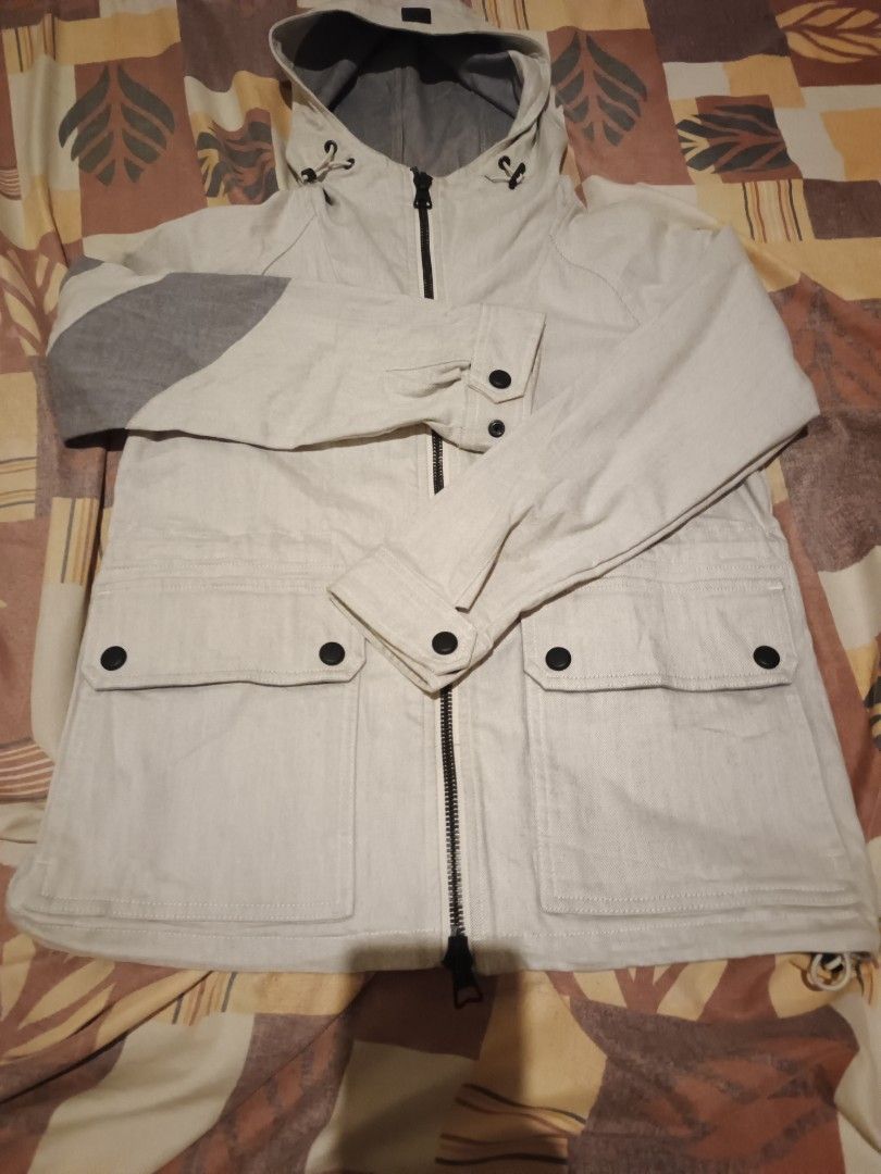 Denim hossie jacket (Category: Activewear) located in Odiongan. Submitted by thriftngo26 (Listing ID 1462825971, Image 1). Description: denim hoddie jacket.