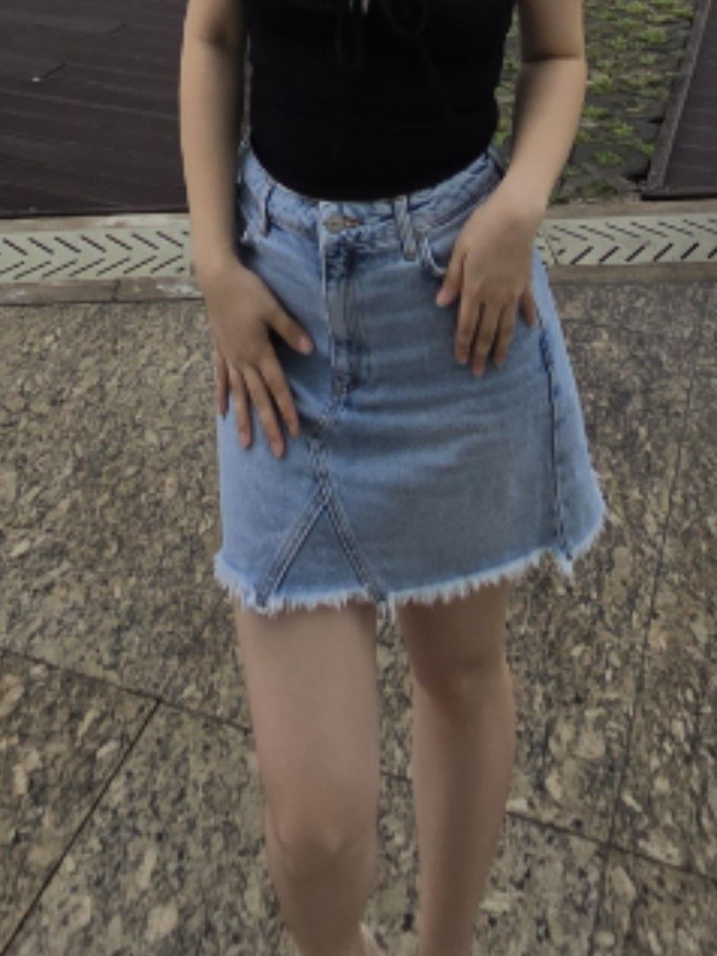 Denim Skirt denim mini skirt (Category: Skirts) located in Quezon City. Submitted by pwinx (Listing ID 1462849372, Image 2). Description: - 27-28 waist line - S-M size - hard denim - no issues.