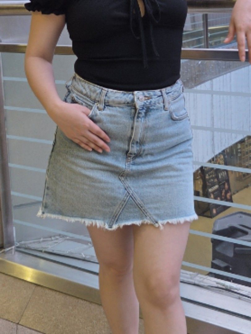 Denim Skirt denim mini skirt (Category: Skirts) located in Quezon City. Submitted by pwinx (Listing ID 1462849372, Image 1). Description: - 27-28 waist line - S-M size - hard denim - no issues.