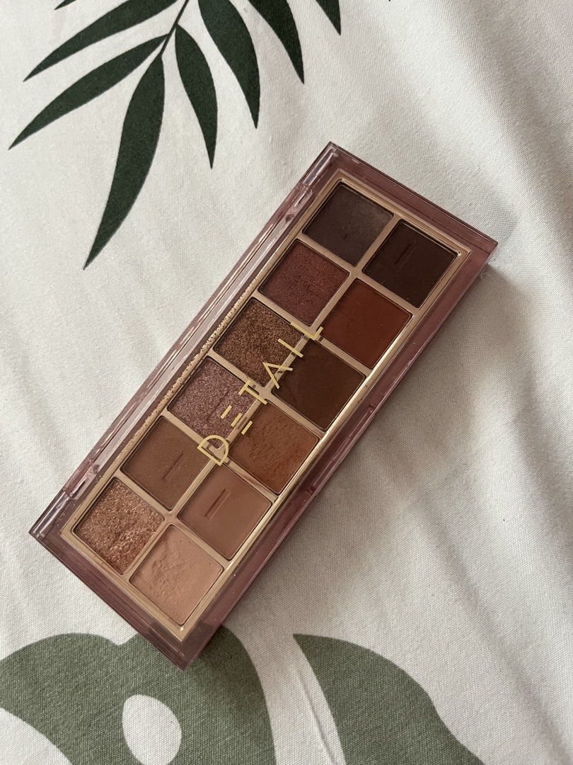 DETAIL Eyeshadow Palette (Category: Makeup) located in Makati City. Submitted by enelrach94 (Listing ID 1462692441, Image 1). Description: Used twice only.