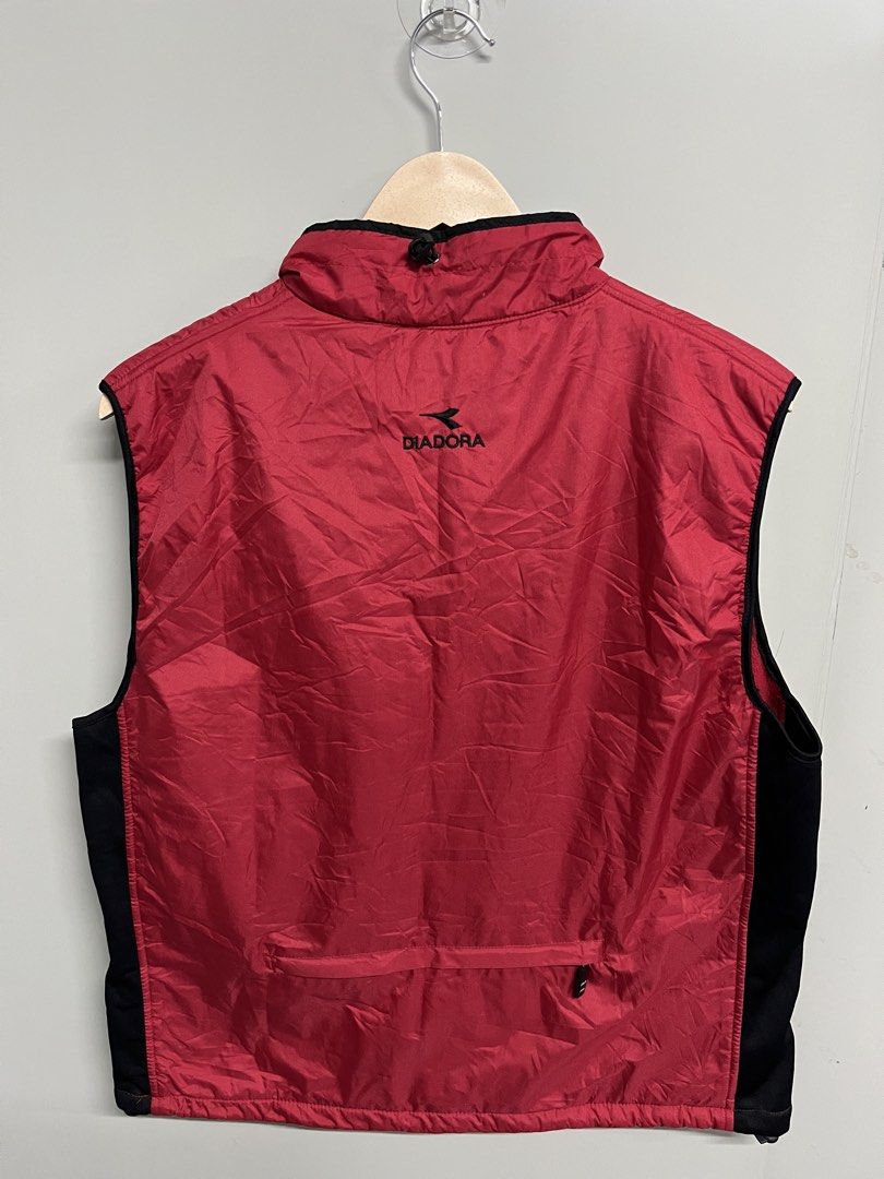 Diadora Soccer Technology Vest (Category: Vests) located in Valencia. Submitted by shopstnd (Listing ID 1462837039, Image 2). Description: Diadora Soccer Technology Vest Size: L — tag 100 📏 22 × 25 in Condition: 9/10 Color: 9/10 Vintage soccer/football-inspired design Diadora Soccer Technology detailing Full-zip with high collar Multiple zip pockets Fleece-lined interior DST zipper hardware 📸 Actual photos posted — not edited or enhanced. Minim