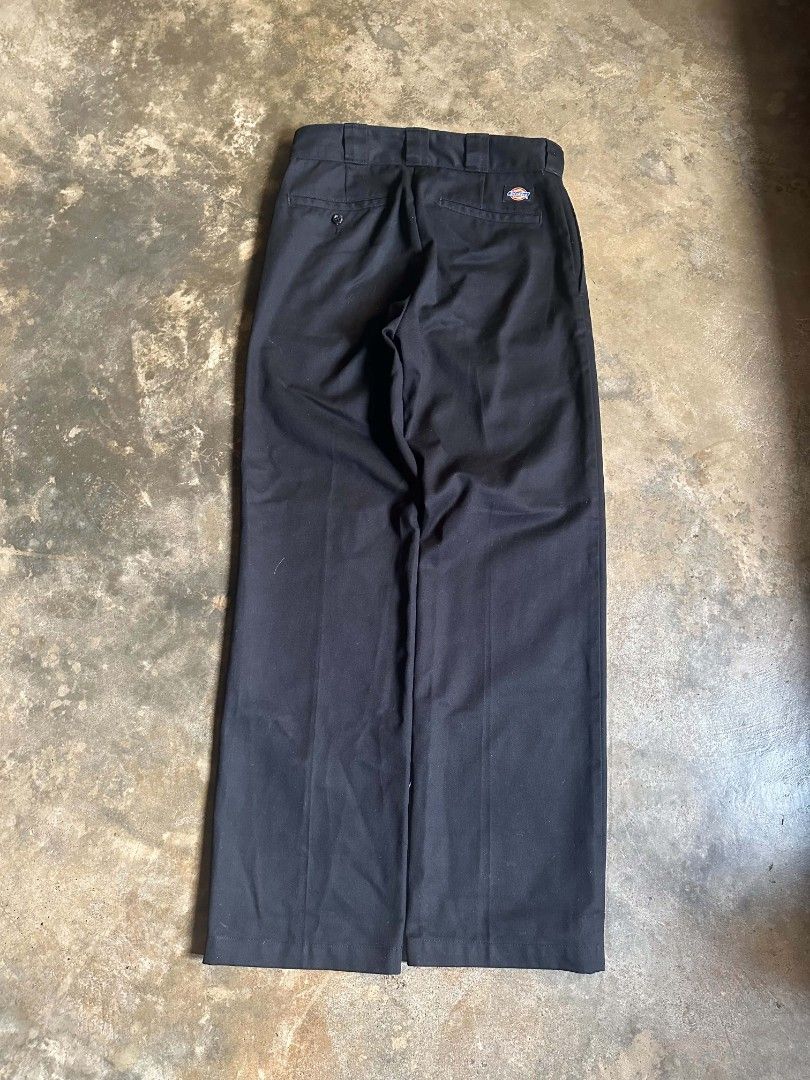 Dickies 874 Black Work Pants Size 30 (Category: Chinos) located in Jaen. Submitted by zgoodstuff (Listing ID 1462754421, Image 2). Description: - Classic Dickies 874 Work Pants - Color: Black - Size: 30 Waist - Material: Durable Polyester/Cotton Blend - Fit: Straight Leg - Versatile: Ideal for work or everyday styling.