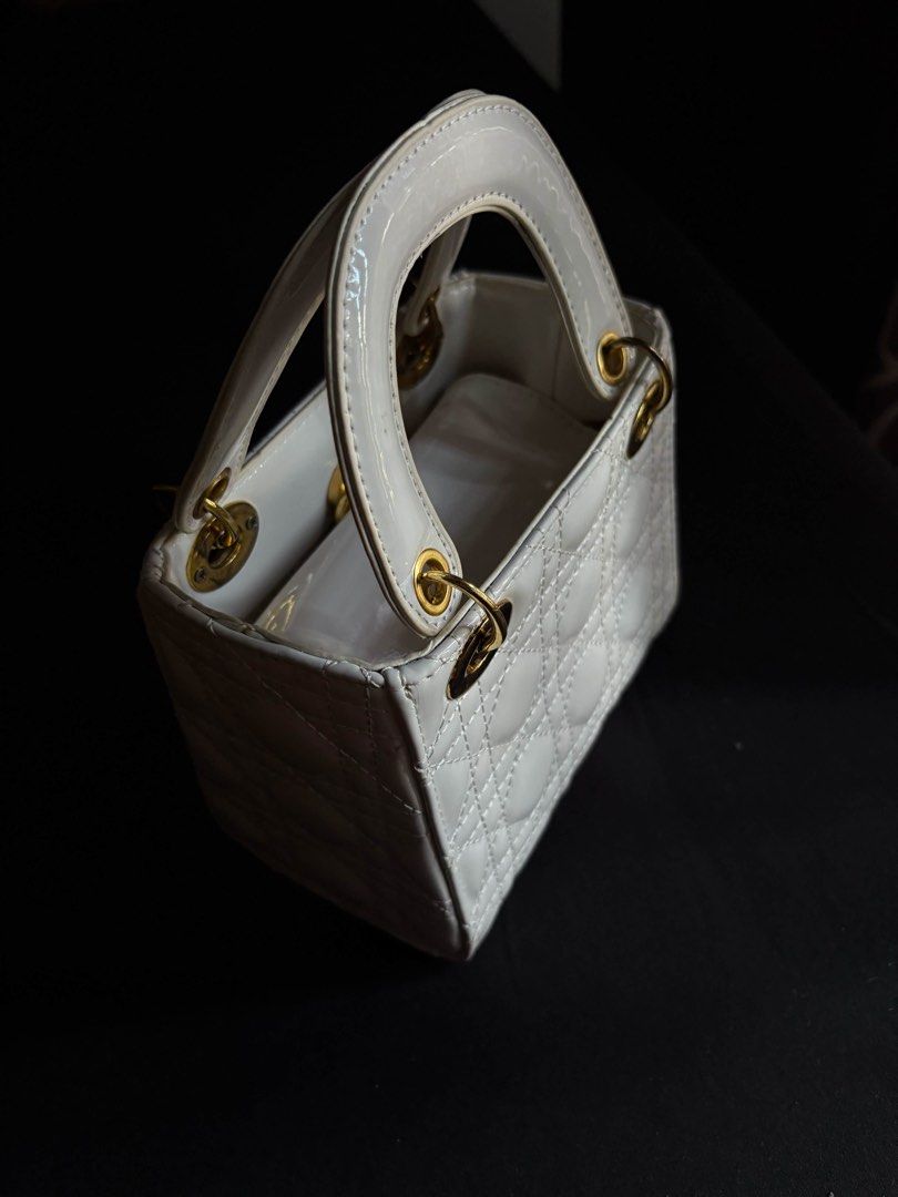 Dior Bag (Category: Cross-body Bags) located in Calamba. Submitted by leeadriannn796 (Listing ID 1462710051, Image 3). Description: .