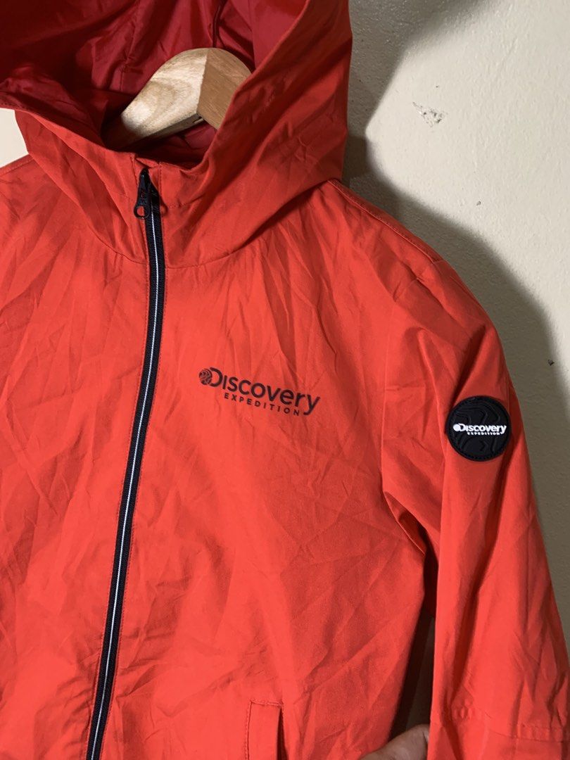 DISCOVERY windbreaker (Category: Coats, Jackets and Outerwear) located in Molave. Submitted by mysticbird_38213e (Listing ID 1462866349, Image 3). Description: Good condition No issue Maganda pa po dimensions : 19 width & 23 length .